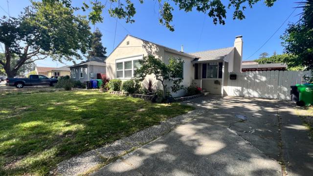 15958 Via Descanso, San Lorenzo CA: https://media.crmls.org/mediaz/636dc929-3d74-4831-bb6a-b94f1aed3704.jpg