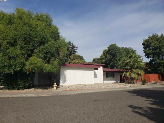 3107 Corona Dr, Davis CA: https://media.crmls.org/mediaz/636e5d4d-b78b-4d1a-81c0-af364574b13e.jpg