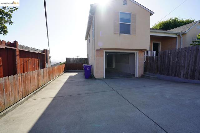 6084 Monterey AVE, Richmond CA: https://media.crmls.org/mediaz/636e6827-8a7e-4d0e-8818-0201232a5d95.jpg