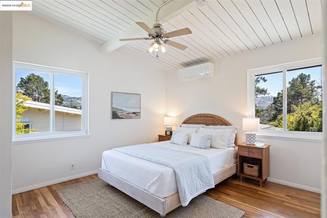 2871 Stephen Dr, Richmond CA: https://media.crmls.org/mediaz/636eaacf-1e2d-4fe6-a98e-a0492df5496f.jpg
