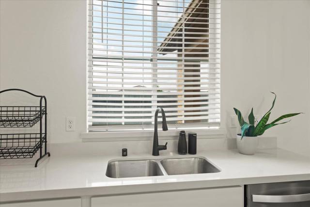 829 Crow Creek Circle, Galt CA: https://media.crmls.org/mediaz/636fc4fa-8c33-41ed-a685-2f44fc261544.jpg