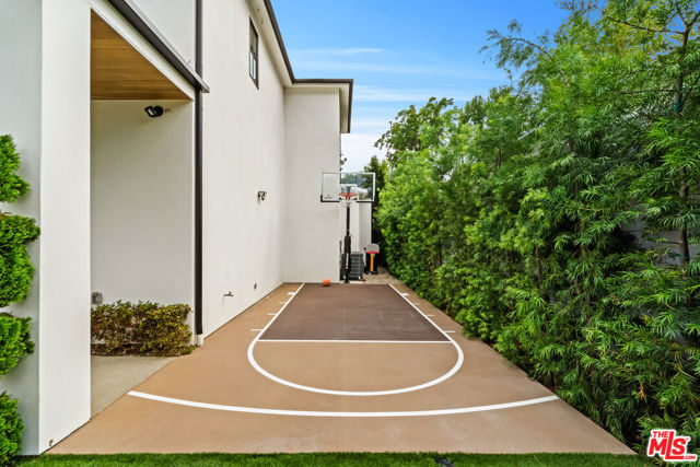 11317 Valley Spring Lane, Studio City CA: https://media.crmls.org/mediaz/63703d50-4826-44fb-aacd-5fac51b2c140.jpg