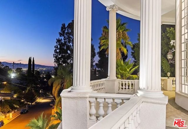 4434 Grimes Place, Encino CA: https://media.crmls.org/mediaz/63705653-433a-4fa8-aeb3-1be42785c701.jpg