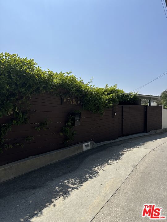 7460 Woodrow Wilson Drive, Los Angeles CA: https://media.crmls.org/mediaz/637086fc-d1e8-4136-bb7a-1044c93fdc01.jpg