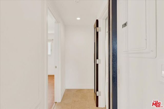 210 S Hamilton Drive, Beverly Hills CA: https://media.crmls.org/mediaz/6370b577-6135-4d3c-aa65-fac8f08702fc.jpg