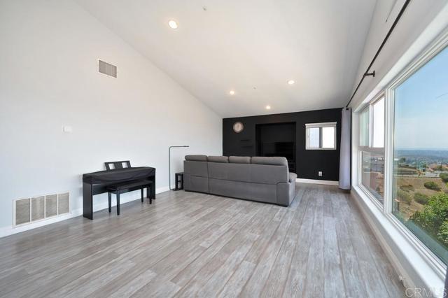 1656 Maria Avenue, Spring Valley CA: https://media.crmls.org/mediaz/63718525-d2ac-49e7-bf9c-db29dd40fefd.jpg