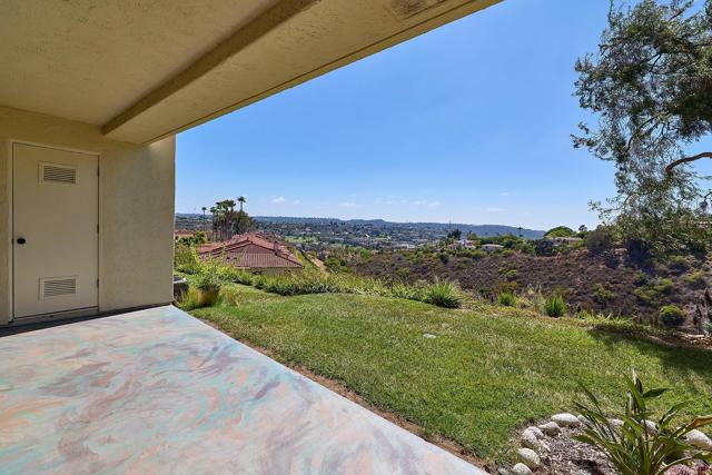 3116 Vista Bonita, Carlsbad CA: https://media.crmls.org/mediaz/6371fd28-e586-43a0-a332-29700f01153d.jpg