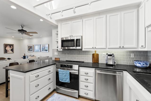 1552 Camino Del Mar, Del Mar CA: https://media.crmls.org/mediaz/63720621-e71c-40b8-8d28-c60f15690912.jpg