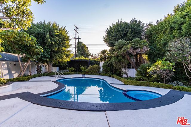 619 N RODEO Drive, Beverly Hills CA: https://media.crmls.org/mediaz/63725da9-14b4-415f-b62d-b9e1e0bff544.jpg
