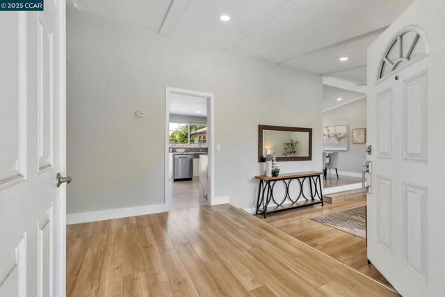 2782 Canyon Creek Dr, San Ramon CA: https://media.crmls.org/mediaz/63733eaf-23c5-45be-b0df-0211877b014b.jpg