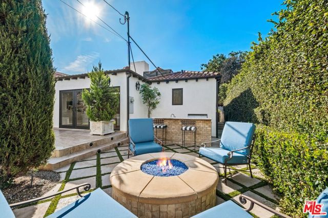514 N Walden Drive, Beverly Hills CA: https://media.crmls.org/mediaz/6373b091-d498-44d1-934b-e0391df14a37.jpg