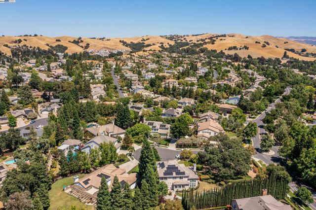 5633 Selena Ct, Pleasanton CA: https://media.crmls.org/mediaz/6374a430-cc68-41f8-bf3b-cb18179099eb.jpg