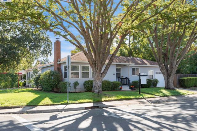 3719 60Th St, Sacramento CA: https://media.crmls.org/mediaz/6375838d-bbbc-439a-9ecd-c67b5bc15ec2.jpg