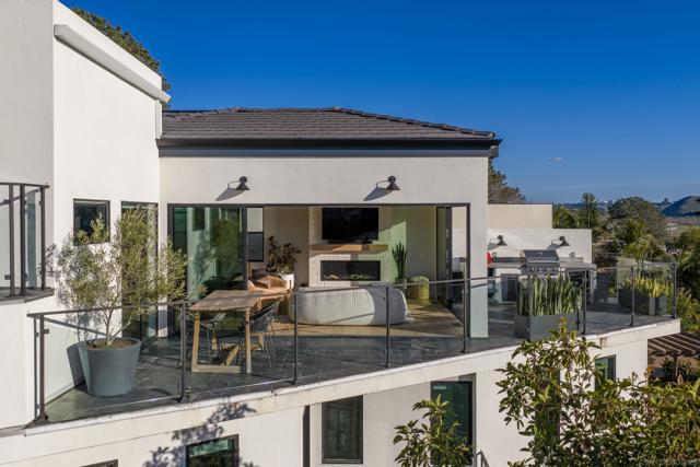 12994 Via Esperia, Del Mar CA: https://media.crmls.org/mediaz/6375e161-eebf-4a79-bee0-3f39d194f593.jpg