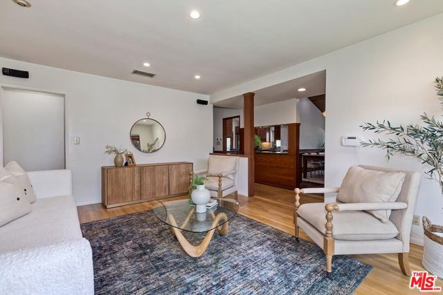 3201 Maplewood Avenue, Los Angeles CA: https://media.crmls.org/mediaz/6376680d-1259-4ebb-aec5-63b5e85f8957.jpg