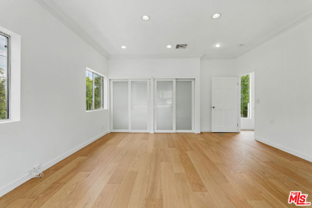 5220 Melvin Avenue, Tarzana CA: https://media.crmls.org/mediaz/6376ae1f-94f1-4c5b-b8ad-57d846d3a713.jpg