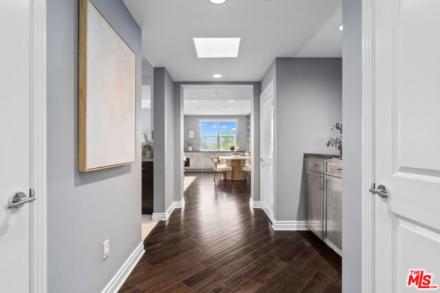 4424 Whitsett Avenue, Studio City CA: https://media.crmls.org/mediaz/6376d6fd-4ba2-4d51-9e0f-681aeb9b52cf.jpg