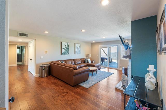17924 Saint Andrews Dr, Poway CA: https://media.crmls.org/mediaz/6376dd28-577a-40af-84e5-b94c71590e1d.jpg