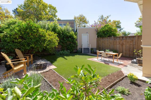 5626 Broadway, Oakland CA: https://media.crmls.org/mediaz/6377ec21-d6cc-4c3e-a433-06f9a7bb68d9.jpg