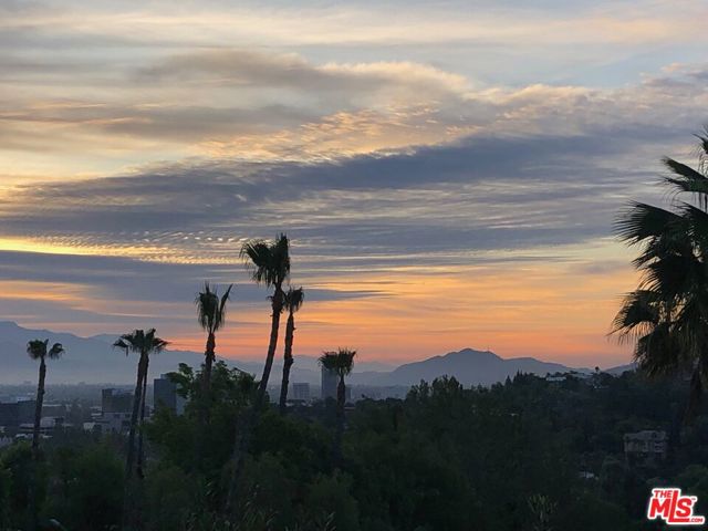 16840 Oak View Drive, Encino CA: https://media.crmls.org/mediaz/6378191a-3a6b-4562-a294-d753b2aaffce.jpg