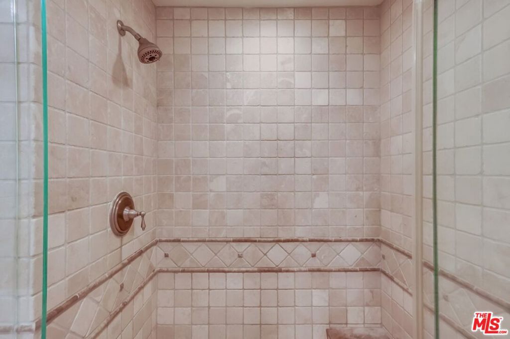 https://media.crmls.org/mediaz/6378cd4f-afb7-4660-bb41-7618cb2afe99.jpg?preset=X-Large