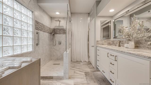 2352 Rock Crest Gln, Escondido CA: https://media.crmls.org/mediaz/637c3b38-b5f6-4d4c-8e24-30ff4df2ad7e.jpg