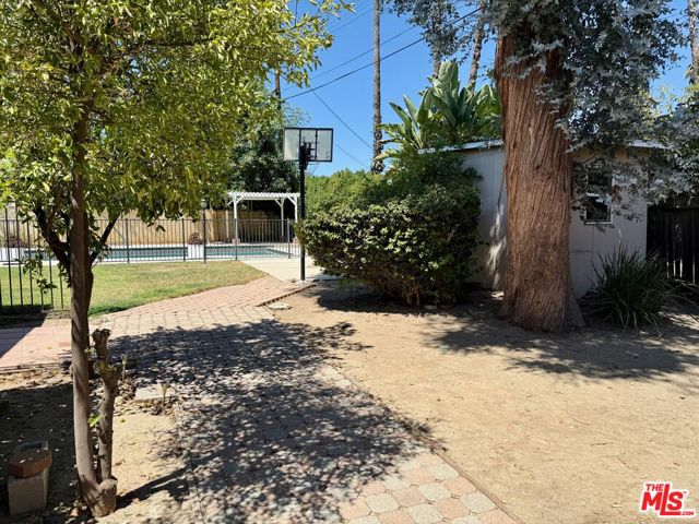 5379 Yolanda Avenue, Tarzana CA: https://media.crmls.org/mediaz/637ce170-8e47-4d86-8fa9-03669503e879.jpg
