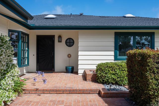 951 Skylark Dr, La Jolla CA: https://media.crmls.org/mediaz/637cf658-da7f-4722-9433-92ff04310f2f.jpg