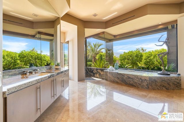 4 Paradise Cove Court, Rancho Mirage CA: https://media.crmls.org/mediaz/637d6e2f-a748-410d-9a3d-53aec6d21642.jpg