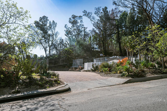 1695 E Loma Alta Drive, Altadena CA: https://media.crmls.org/mediaz/637db6a4-cedc-4634-bb2c-2c42ee94e56c.jpg