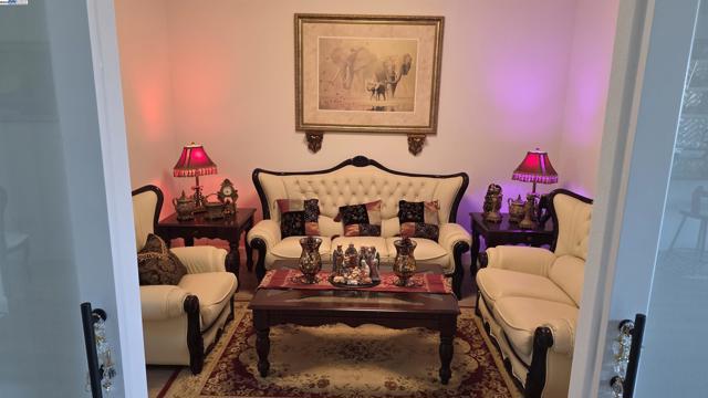 4709 Iron Bird Dr, Folsom CA: https://media.crmls.org/mediaz/637dc2bc-d608-4a1e-abc8-e2ef6837f41d.jpg