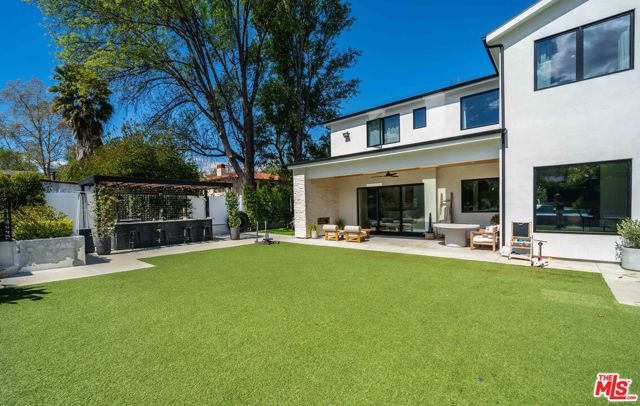 18938 Wells Drive, Tarzana CA: https://media.crmls.org/mediaz/637e4a9f-e370-43b8-bfb6-89d2b1c1ea61.jpg
