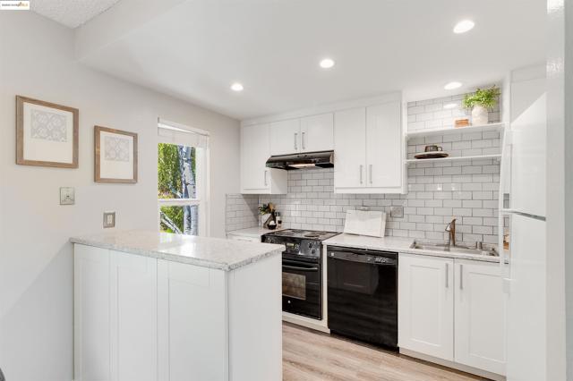 1405 Ptarmigan Dr, Walnut Creek CA: https://media.crmls.org/mediaz/637e505b-2f44-419d-8ae7-9e67d97f887e.jpg