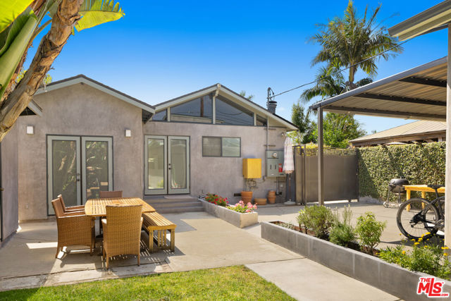 1089 Palms Boulevard, Venice CA: https://media.crmls.org/mediaz/637e6435-e492-4aff-b914-907d40ac7e15.jpg