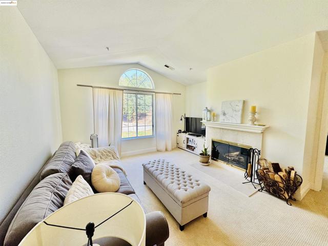 61 Bridle Path Ln, Novato CA: https://media.crmls.org/mediaz/637ed410-493c-4a2d-9e8c-c1f914cf6660.jpg