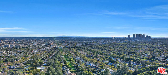 9255 Doheny Road, West Hollywood CA: https://media.crmls.org/mediaz/637f71f7-55f0-44d4-b1ab-a53eeaab4afd.jpg