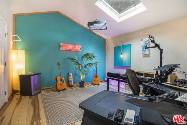 441 W Ellis Avenue, Inglewood CA: https://media.crmls.org/mediaz/637f8972-a7f5-4a50-8ca3-9dee047db3f0.jpg