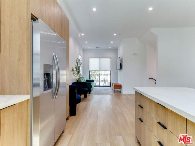 2817 1/2 S Redondo Boulevard, Los Angeles CA: https://media.crmls.org/mediaz/637fde87-a9f6-418b-94e4-a34286b9a90d.jpg