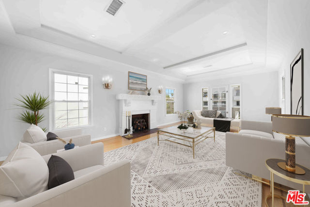 865 S Lucerne Boulevard, Los Angeles CA: https://media.crmls.org/mediaz/638005c5-204a-4c13-90ec-bdb44de27a04.jpg