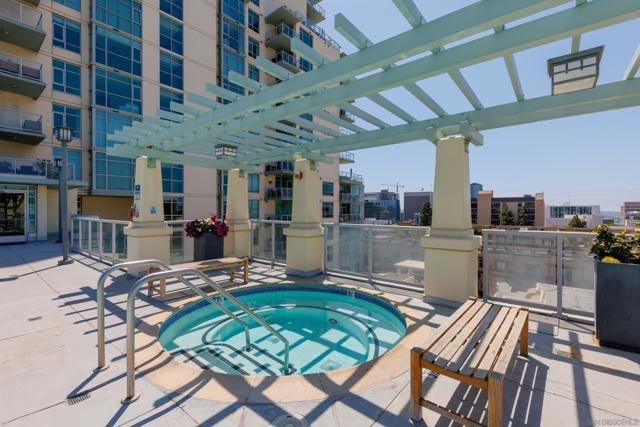 850 Beech St, San Diego CA: https://media.crmls.org/mediaz/63809bd3-4db5-42a4-b737-2096f91aacb1.jpg