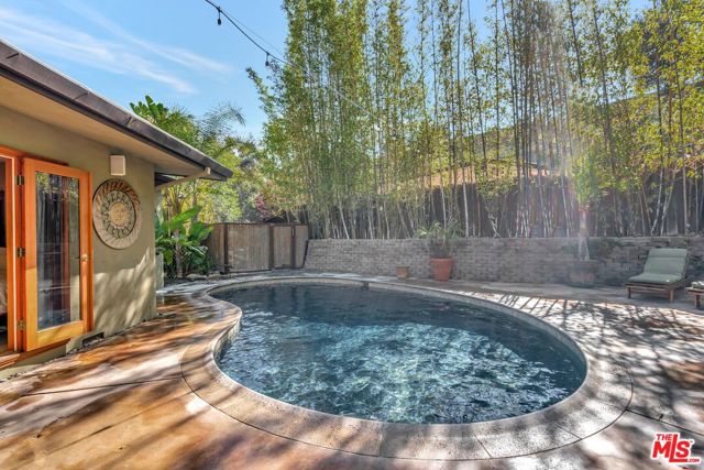 15511 Woodcrest Drive, Sherman Oaks CA: https://media.crmls.org/mediaz/6380f529-732d-4d46-8362-bf35817d8279.jpg