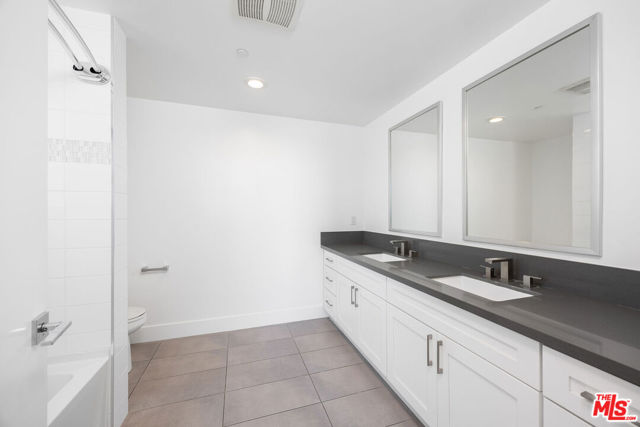 1101 S Harvard Boulevard, Los Angeles CA: https://media.crmls.org/mediaz/6381daee-3fa5-410d-b5a0-b93608527d13.jpg