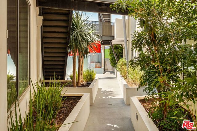 616 N Croft Avenue, West Hollywood CA: https://media.crmls.org/mediaz/6381e195-1a41-43ee-876e-b8963bad59fc.jpg