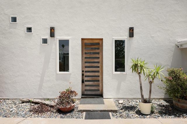 12953 Carriage Rd, Poway CA: https://media.crmls.org/mediaz/6381f1b7-5aef-4b1e-a7d1-262ba87dff28.jpg