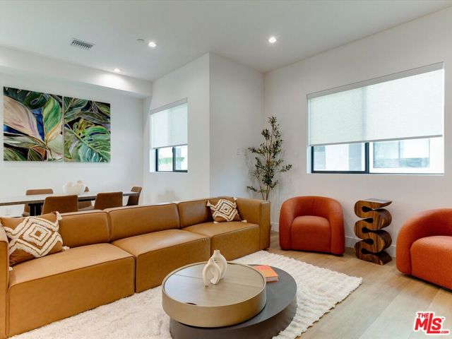 2815 1/2 S Redondo Boulevard, Los Angeles CA: https://media.crmls.org/mediaz/63821eac-ae2b-4456-b5d2-22cf61d2f359.jpg