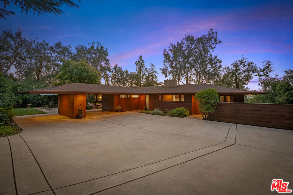 1915 Country Club Drive