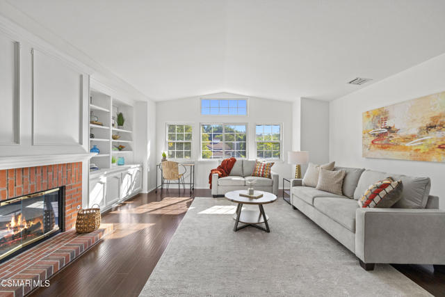 287 Golden Fern Court, Simi Valley CA: https://media.crmls.org/mediaz/6383a7ef-f175-48e7-a61d-c1e96a451c71.jpg