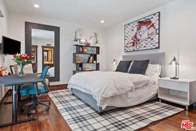 14318 Valley Vista Boulevard, Sherman Oaks CA: https://media.crmls.org/mediaz/6383e3e8-6ba4-45af-a7b2-a00e8bb3dca7.jpg