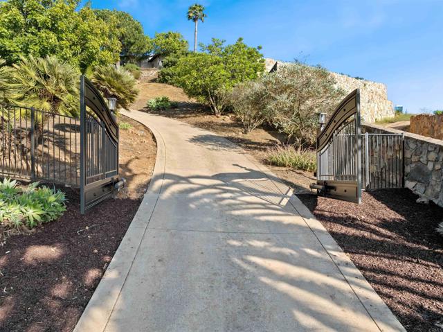 1966 Las Lomas, Vista CA: https://media.crmls.org/mediaz/6383ed52-29c5-44c9-b121-53e7691fb932.jpg