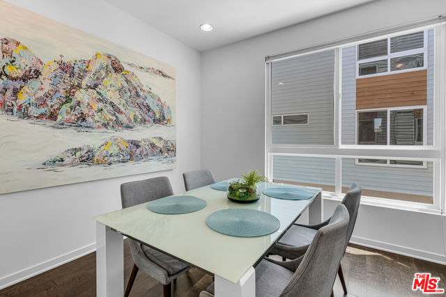 5633 Observation Lane, Los Angeles CA: https://media.crmls.org/mediaz/63846516-91c1-415f-8bf7-ca8c00f8dd7e.jpg